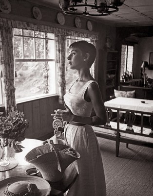 Audrey Hepburn in der Küche Foto: Hepburn Stiftung, via Dumont Verlag 